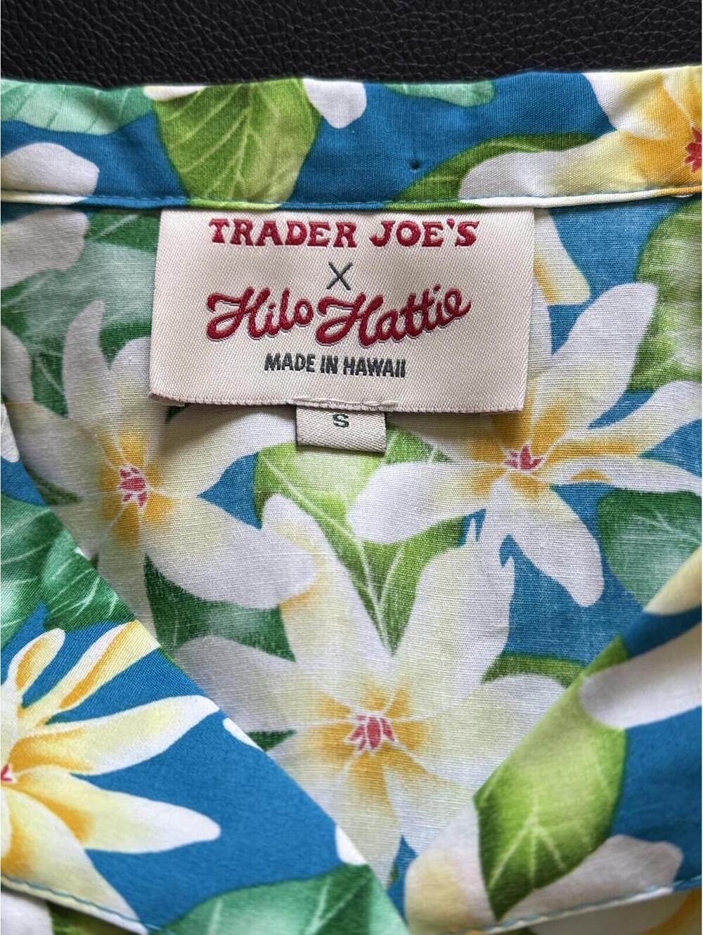 Trader Joe's x Hilo Hattie Hawaiian Shirt Women's S Blue Plumeria Floral Cotton - Picture 4 of 5